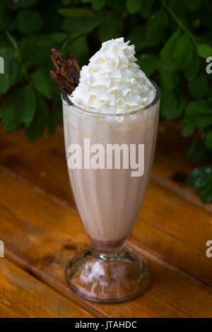 Termine Milchshake. Termine Smoothie auf einer hölzernen Hintergrund. Stockfoto