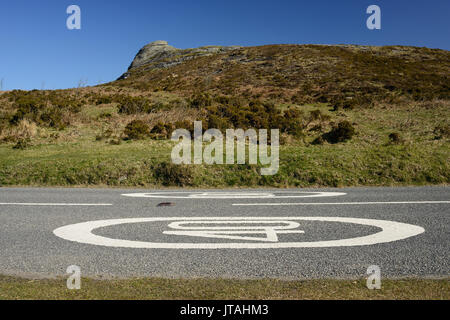 Längliche Höchstgeschwindigkeit Zeichen auf einer Straße in Dartmoor. Stockfoto