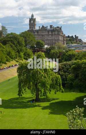 Blick auf die Princes Street Gardens, in Richtung der Balmoral Hotel und Uhrturm, Edinburgh, Schottland, Großbritannien Stockfoto