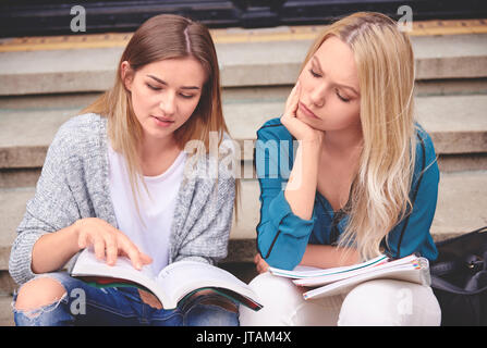 Weibliche Studenten im Freien mit Buch Stockfoto
