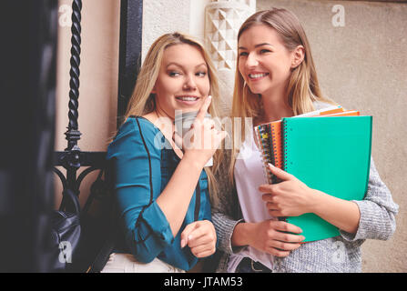 Universität weibliche Studierende mit guten moood Stockfoto