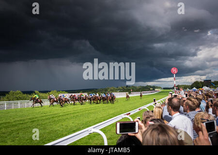 Gewitterwolken Pass während der Pferderennen in Glorious Goodwood 2017 in West Sussex Stockfoto