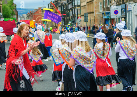 Eine Gruppe von jungen Frauen in historischen Kostümen feiern Sma Schuß Tag auf den Straßen von Paisley, Schottland am 1. Juli 2017 Stockfoto