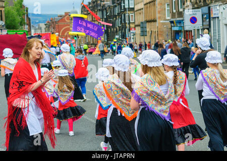 Eine Gruppe von jungen Frauen in historischen Kostümen feiern Sma Schuß Tag auf den Straßen von Paisley, Schottland am 1. Juli 2017 Stockfoto