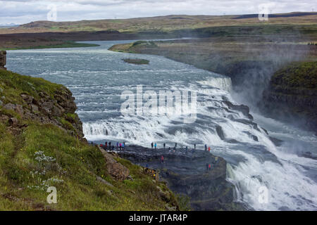 Gullfoss Wasserfall, Goldene fällt, fällt 32 Meter, 105 ft in eine Schlucht, Island, South West Island, Golden Circle Tour. Stockfoto