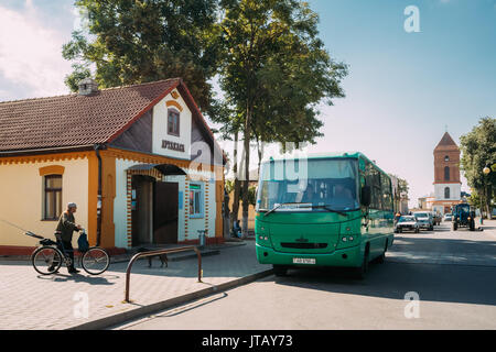 Mir, Belarus-Am 2. September 2016: Öffentlicher Bus Auto geparkt in der Nähe von Bushaltestelle und die Saint Nicolas Römisch-katholischen Kirche. Sonnigen Sommertag mit blauem Himmel Stockfoto