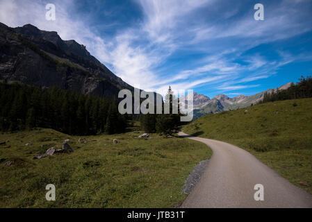 Machen Sie einen Spaziergang in den schönen Bergen von Kandersteg Stockfoto