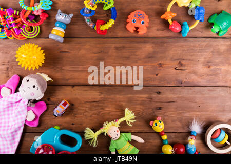 Gruppe von baby Spielzeug auf Holz- Hintergrund mit Kopie Raum. top View Stockfoto