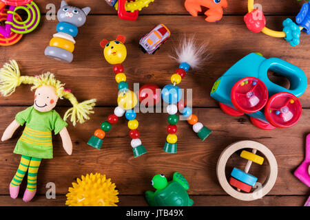 Gruppe von farbigen Baby Spielzeug auf Holz- Hintergrund. top View Stockfoto