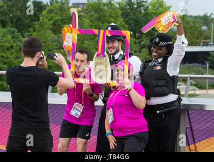 Polizisten posieren für ein Foto mit Freiwilligen außerhalb der Londoner Stadion in Stratford, London während der Leichtathletik-WM Stockfoto