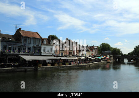 Ansicht der Somme River und Restaurants am Flussufer am Quai Belu, Amiens, Somme, Hauts-de-France, Frankreich Stockfoto