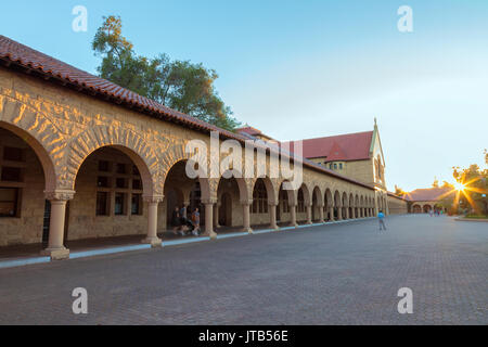 Die architektonischen Strukturen der Stanford University Main Campus in Palo Alto, Kalifornien, bei Sonnenuntergang. Stockfoto