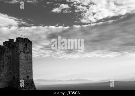 Details der Rocca Maggiore in Assisi (Umbrien), gegen einen schönen Himmel Stockfoto