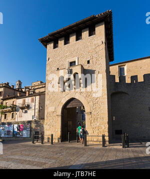 Republik San Marino. Porta San Francesco, das Tor von St. Francis, auch Porta del Loco bekannt. Eingang in die Stadt von San Marino. Stockfoto