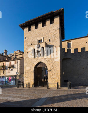 Republik San Marino. Porta San Francesco, das Tor von St. Francis, auch Porta del Loco bekannt. Eingang in die Stadt von San Marino. Stockfoto