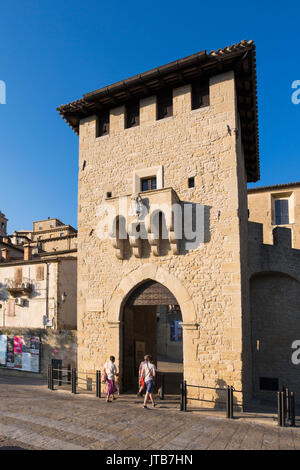 Republik San Marino. Porta San Francesco, das Tor von St. Francis, auch Porta del Loco bekannt. Eingang in die Stadt von San Marino. Stockfoto