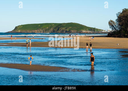 Coffs Creek erreicht das Meer im Park Beach Resort mit Hammel Bird Island an der Rückseite, Coffs Harbour, New South Wales, Australien. Stockfoto