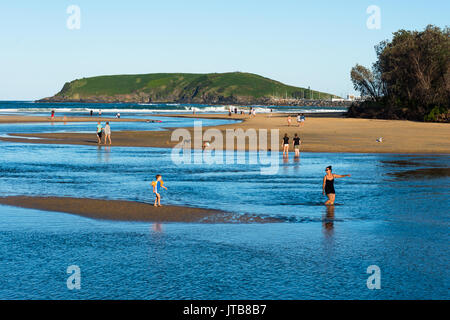 Coffs Creek erreicht das Meer im Park Beach Holiday Park, Coffs Harbour, NSW, Australien. Stockfoto