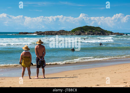 Paar schauen, um wenig Hammel Bird Island aus der Park Beach Coffs Harbour, NSW, Australien. Stockfoto