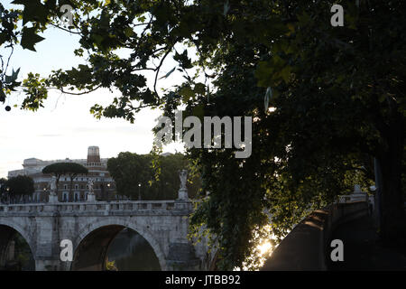 Ponte Sant'Angelo, d. h. die Brücke von Hadrian, ist eine römische Brücke in Rom, Italien, den Tiber, auf Span aus der Innenstadt zu den hoch aufragenden Castel San. Stockfoto