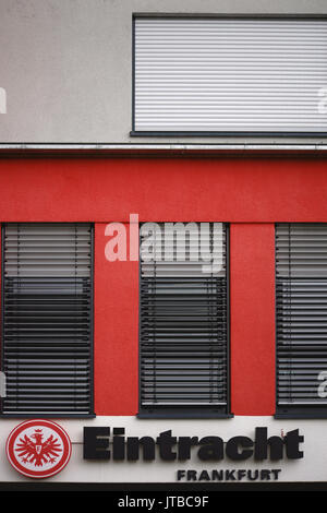 Frankfurt, Deutschland - 05. August 2017: Das Wappen der Sportverein Eintracht Frankfurt an der Fassade eines Club Gebäude am 05. August 2017 in F Stockfoto