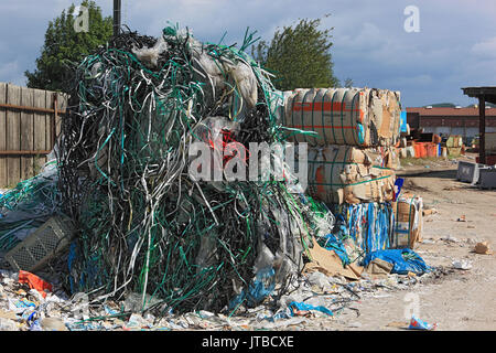 Folien und Altpapier in ein Recyclingunternehmen, Plastikfolien und Altpapier tätig in einem Recyclingbetrieb Stockfoto