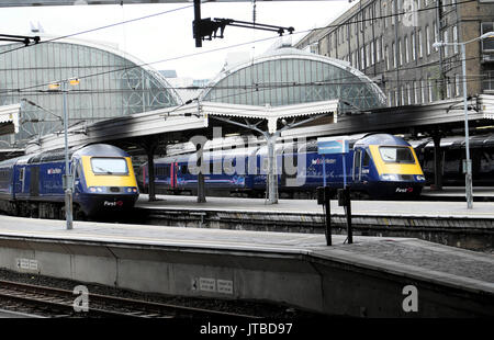 First Great Western Züge kommen in der Paddington Station in West London UK KATHY DEWITT Stockfoto