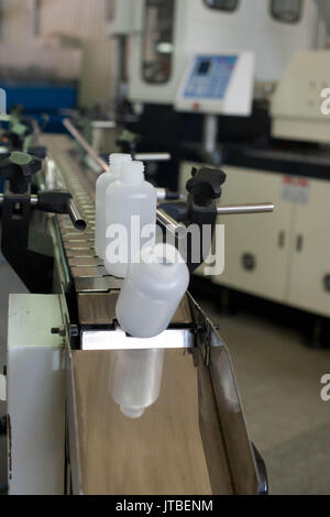 Herstellung und Druck auf Plastikflaschen Stockfoto