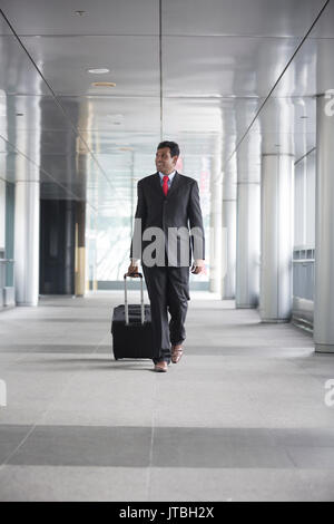 Porträt einer zuversichtlich indischer Geschäftsmann zu Fuß in die Stadt. Stockfoto