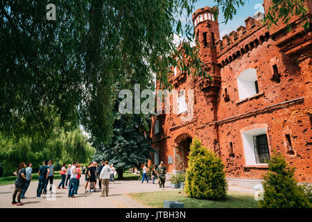 Brest, Belarus - Juni 6, 2017: Leute, Touristen zu Fuß in der Nähe von Außen Outdoor Fassade Der kholm Tor Tore Der Brester Festung. Gedenkstätte Br Stockfoto