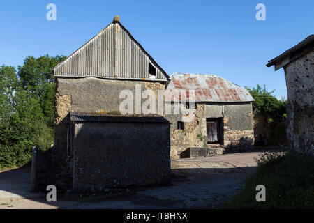 Tier Scheune auf Dartmoor, ländliche Szene, Dartmoor. Fußweg, UK, Bauernhof, die britische Kultur, Feld, einspurige Straße, Sommer, Landwirtschaft, Schönheit in der Natur, Stockfoto