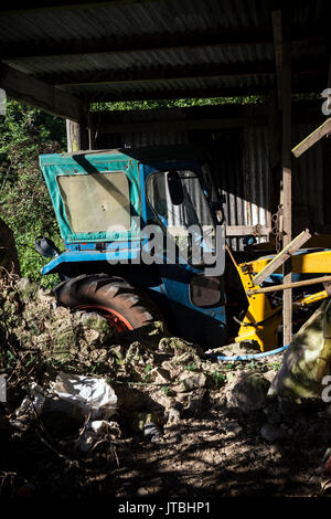 Alten Traktor in Devon Scheune Stockfoto