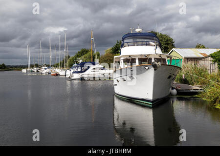 Exeter Ship Canal auf Rasen Schlösser, Rasen hotel, Devon, England, Exeter - England, Floating,, Marina, Mast, Günstig, Motorboot fahren, nautischen Schiff Stockfoto