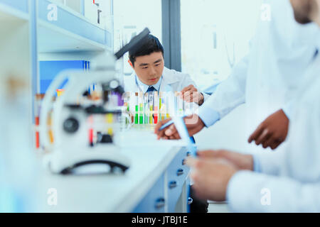 Junge Ärzte in Uniform arbeiten bei Testing Laboratory, chemischen Labor Stockfoto