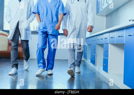 Teilweise mit Blick auf die Gruppe der Ärzte in Klinik, Arzt Beratung Konzept Stockfoto