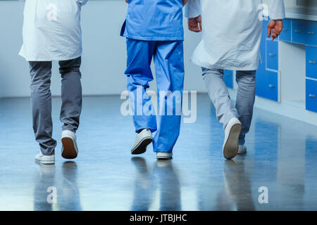 Teilweise mit Blick auf die Gruppe der Ärzte in Klinik, Arzt Beratung Konzept Stockfoto