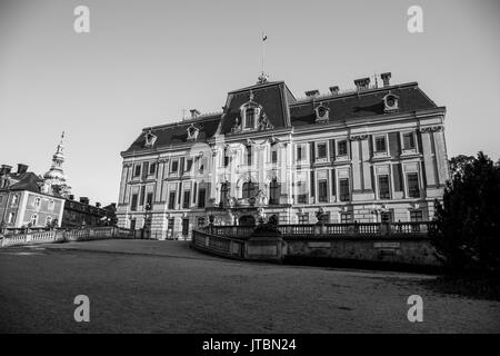 Schloss Pszczyna - klassisch - Palast in der Stadt Pszczyna. Eine der schönsten Burg Residenzen in Polen. Schwarz und Weiß. Stockfoto