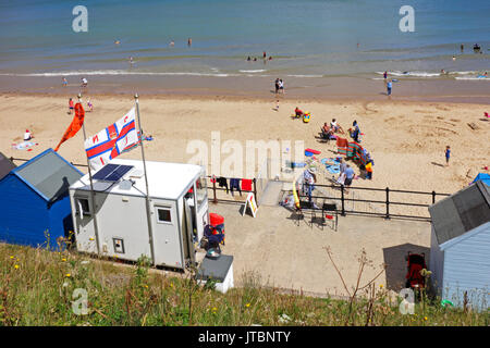 Die saisonalen lifeguard Station an der Promenade von Mundesley, Norfolk, England, Vereinigtes Königreich. Stockfoto