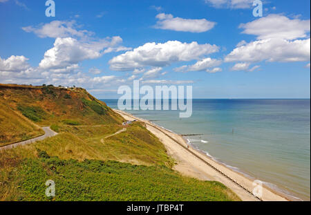 Ein Blick auf die Klippen mit Zugang zum Strand am westlichen Ende des North Norfolk Resort von Mundesley-on-Sea, Norfolk, England, Vereinigtes Königreich. Stockfoto