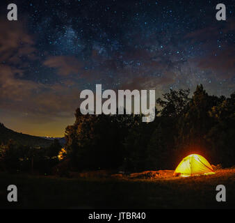 Ein Campingzelt unter Milchstraße Himmel "und" Twilight in der Nacht Stockfoto