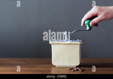 Kaffeemühle Mühle des Jahrgangs auf hölzernen Tisch Stockfoto