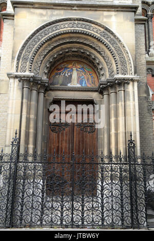 Alte Kirche Gebäude jetzt Teil der Ecole Saint Clotilde in der Rue Emile Zola, Amiens, Somme, Hauts-de-France, Frankreich Stockfoto