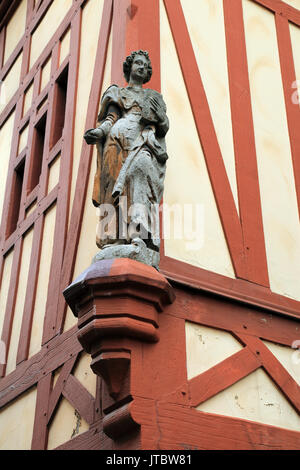 Statue des heiligen Jean l'evangeliste am 8 rue Emile Zola, Amiens, Somme, Hauts-de-France, Frankreich Stockfoto