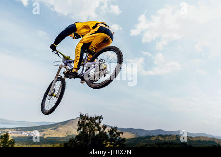 Radfahrer Reiter springen Mountainbike Downhill Stockfoto