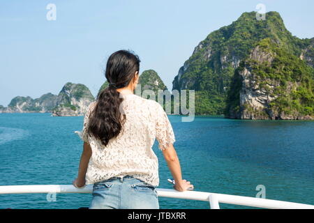 Mädchen bewundern die Natur auf einem Kreuzfahrtschiff. Vietnam Halong Bucht Stockfoto