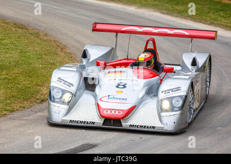 2000 Audi R8 Le Mans Racer mit Pilot Tom Kristensen am Goodwood Festival 2017 von Geschwindigkeit, Sussex, UK. Stockfoto