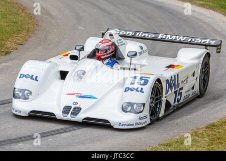 1999 BMW V12 LMR Le Mans Racer mit Fahrer Pierluigi Martini am Goodwood Festival 2017 von Geschwindigkeit, Sussex, UK. Stockfoto