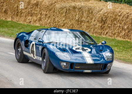 1966 Ford GT 40 P/1055 mit Fahrer Gavin Henderson am Goodwood Festival 2017 von Geschwindigkeit, Sussex, UK. Stockfoto