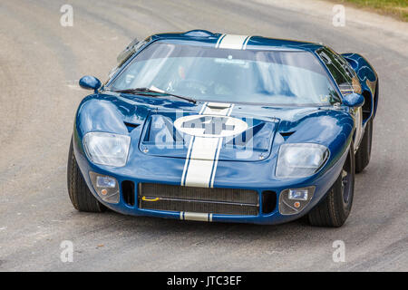 1966 Ford GT 40 P/1055 mit Fahrer Gavin Henderson am Goodwood Festival 2017 von Geschwindigkeit, Sussex, UK. Stockfoto