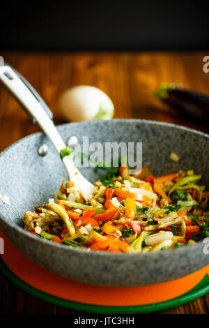 Warme Sommer Salat mit gebratenem Gemüse mit Tomaten und grünen Stockfoto